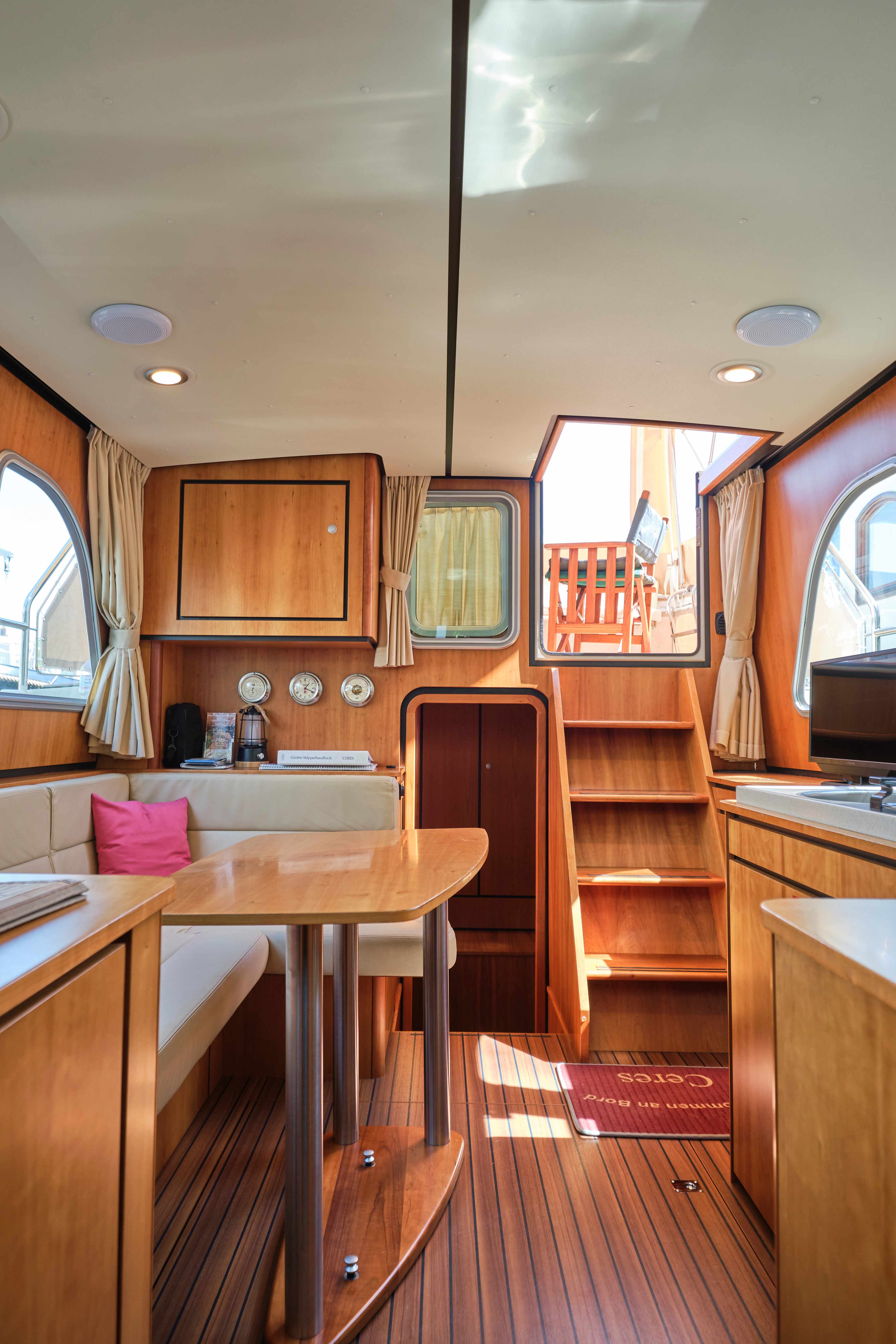 FB Yachtcharter :: Motoryacht Ceres Eingang FB Yachtcharter :: Motoryacht Ceres Eingang