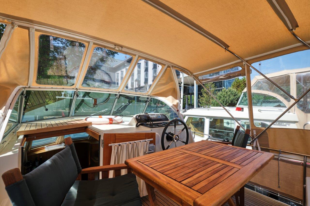 FB Yachtcharter :: Motoryacht Ceres Steuerstand FB Yachtcharter :: Motoryacht Ceres Steuerstand