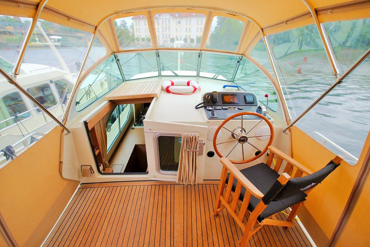 FB Yachtcharter :: Motoryacht Tethys Steuerstand FB Yachtcharter :: Motoryacht Tethys Steuerstand