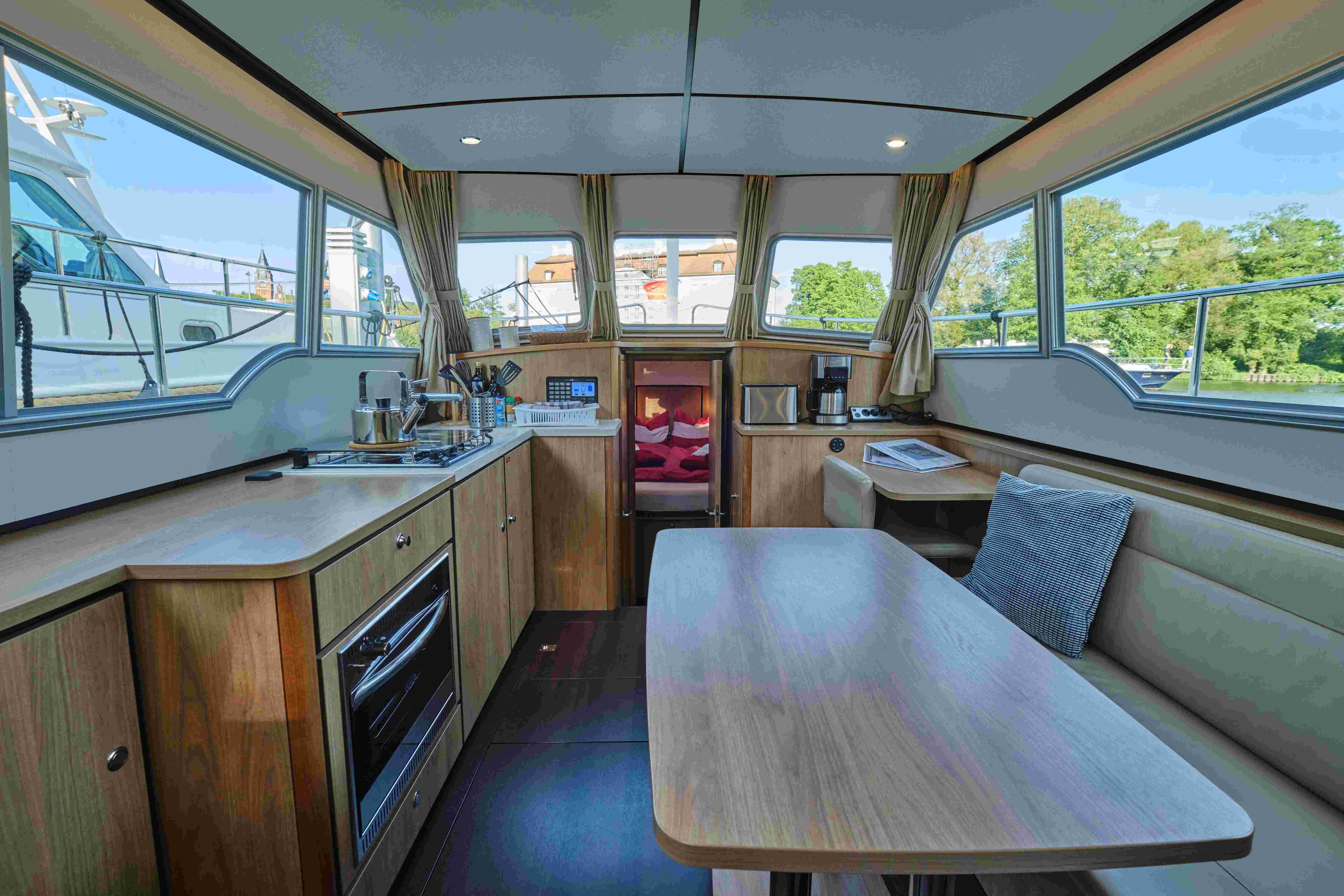 FB Yachtcharter :: Motoryacht Tethys Salon FB Yachtcharter :: Motoryacht Tethys Salon
