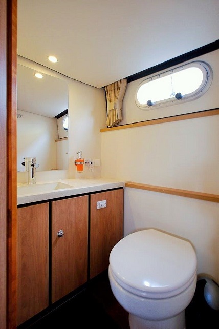 FB Yachtcharter :: Motoryacht Tethys Nasszelle FB Yachtcharter :: Motoryacht Tethys Nasszelle
