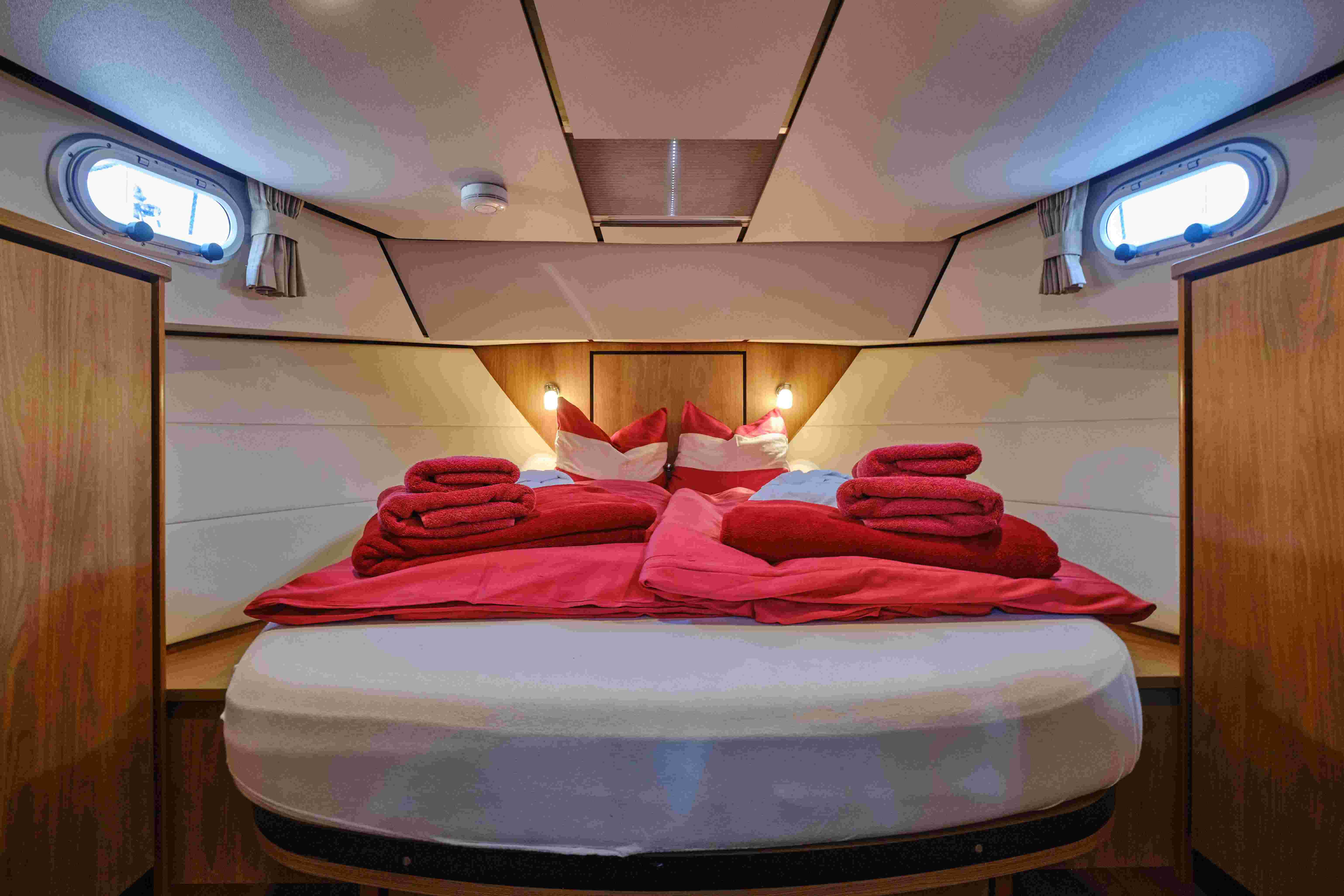 FB Yachtcharter :: Motoryacht Tethys Kajüte_Bug FB Yachtcharter :: Motoryacht Tethys Kajüte_Bug