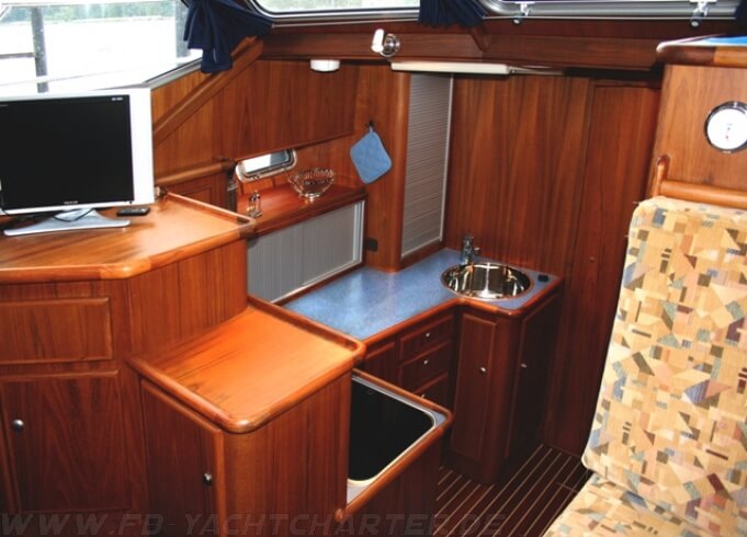 FB Yachtcharter :: Luxusyacht Gina - Carina Pantry