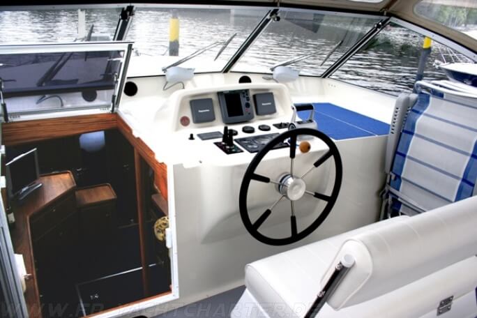 FB Yachtcharter :: Luxusyacht Lea - Sophia Fahrstand FB Yachtcharter :: Luxusyacht Lea - Sophia Fahrstand