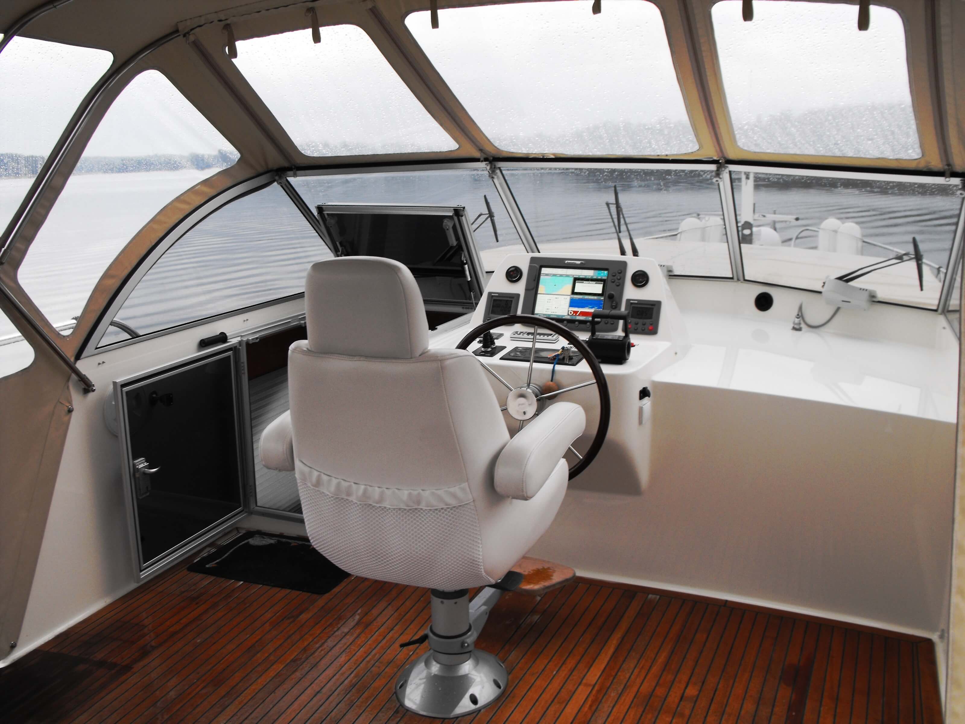 FB Yachtcharter :: Luxusyacht Tahoe III Fahrstand