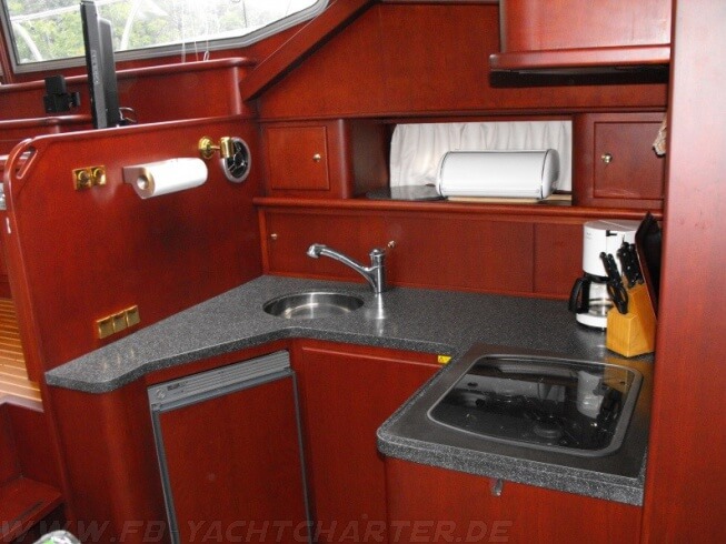 FB Yachtcharter :: Luxusyacht Tahoe III Pantry