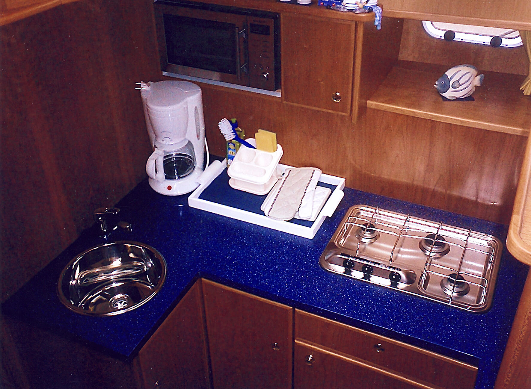 FB Yachtcharter :: Motoryacht Aika Pantry