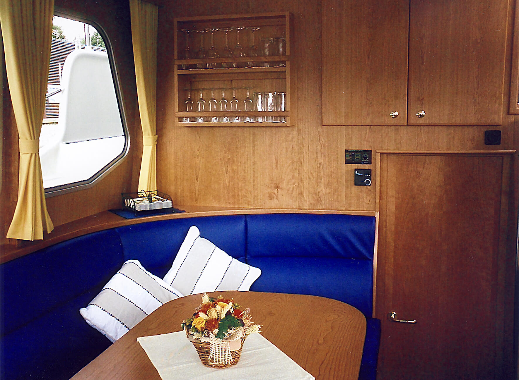 FB Yachtcharter :: Motoryacht Aika Salon FB Yachtcharter :: Motoryacht Aika Salon