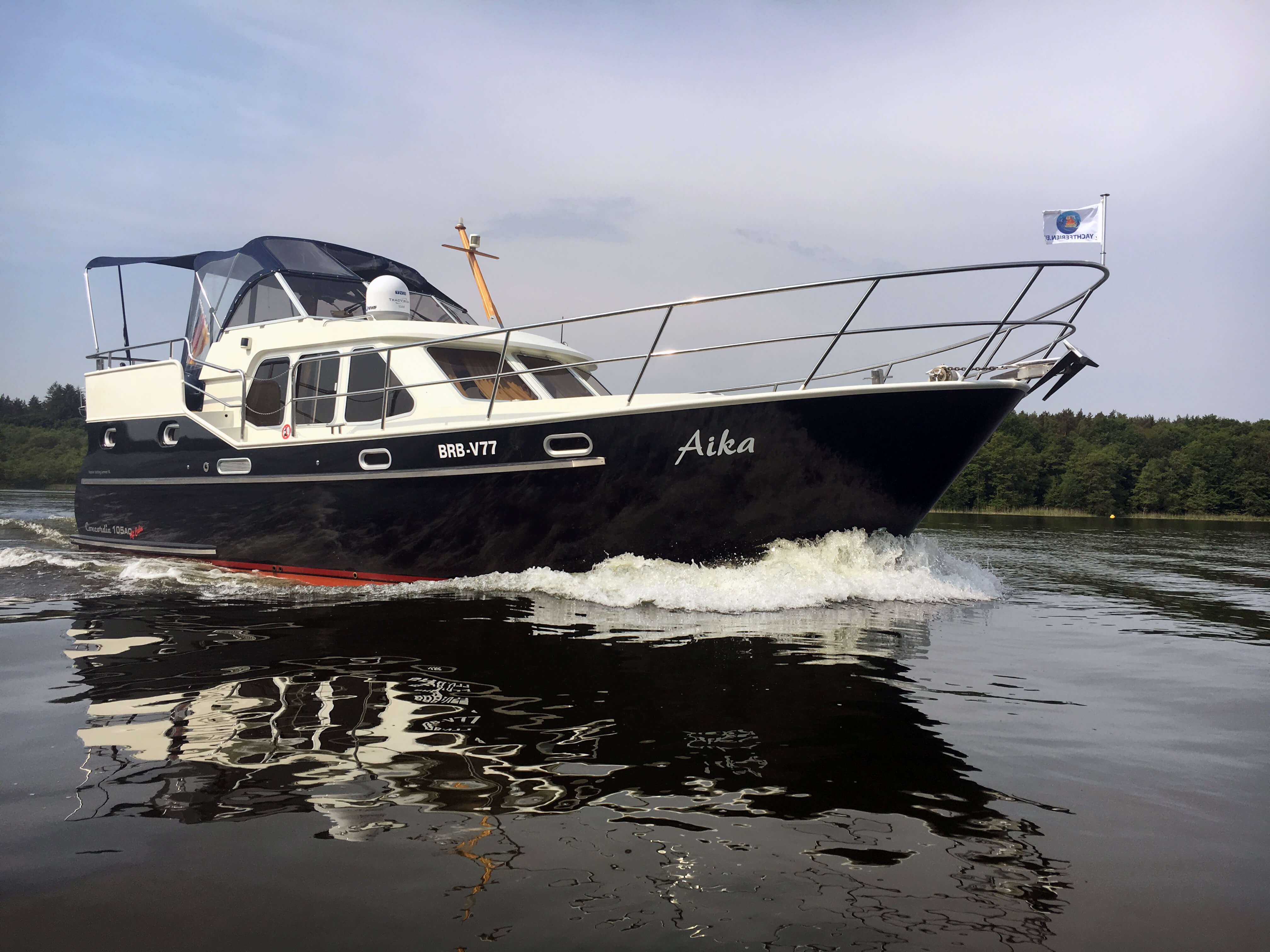 FB Yachtcharter :: Motoryacht Aika Seitenansicht FB Yachtcharter :: Motoryacht Aika Seitenansicht