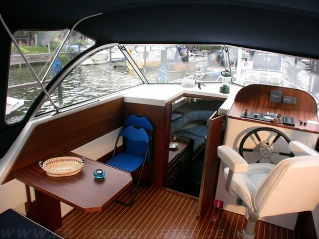 FB Yachtcharter :: Motoryacht Ammy Plicht