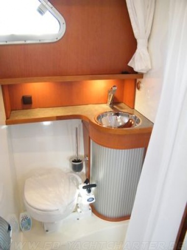 FB Yachtcharter :: Motoryacht Lilly Nasszelle FB Yachtcharter :: Motoryacht Lilly Nasszelle