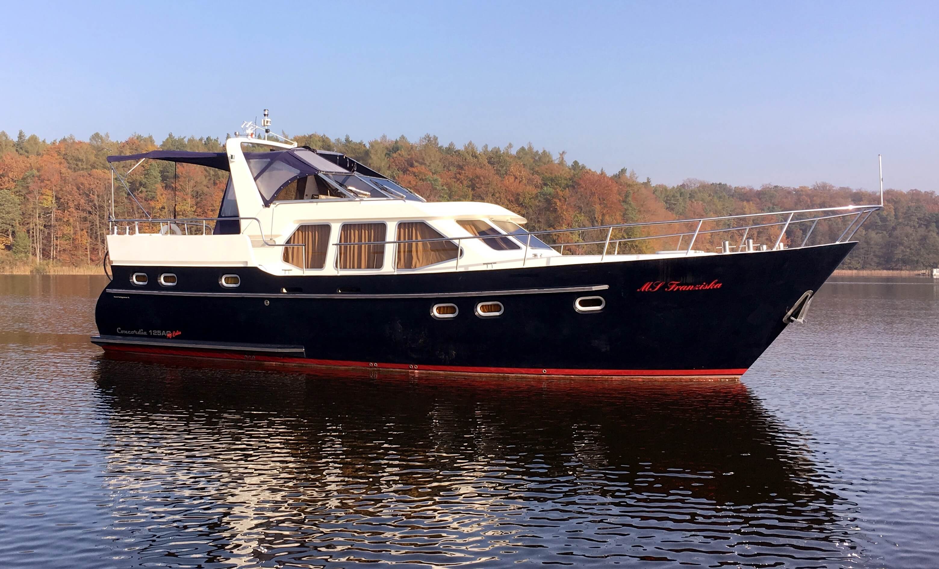 FB Yachtcharter :: Motoryacht MS Franziska Seitenansicht FB Yachtcharter :: Motoryacht MS Franziska Seitenansicht