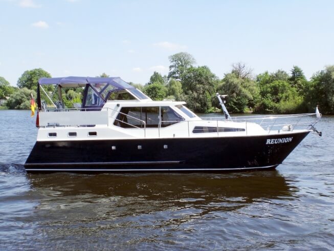 FB Yachtcharter :: Motoryacht Reunion Seitenansicht FB Yachtcharter :: Motoryacht Reunion Seitenansicht